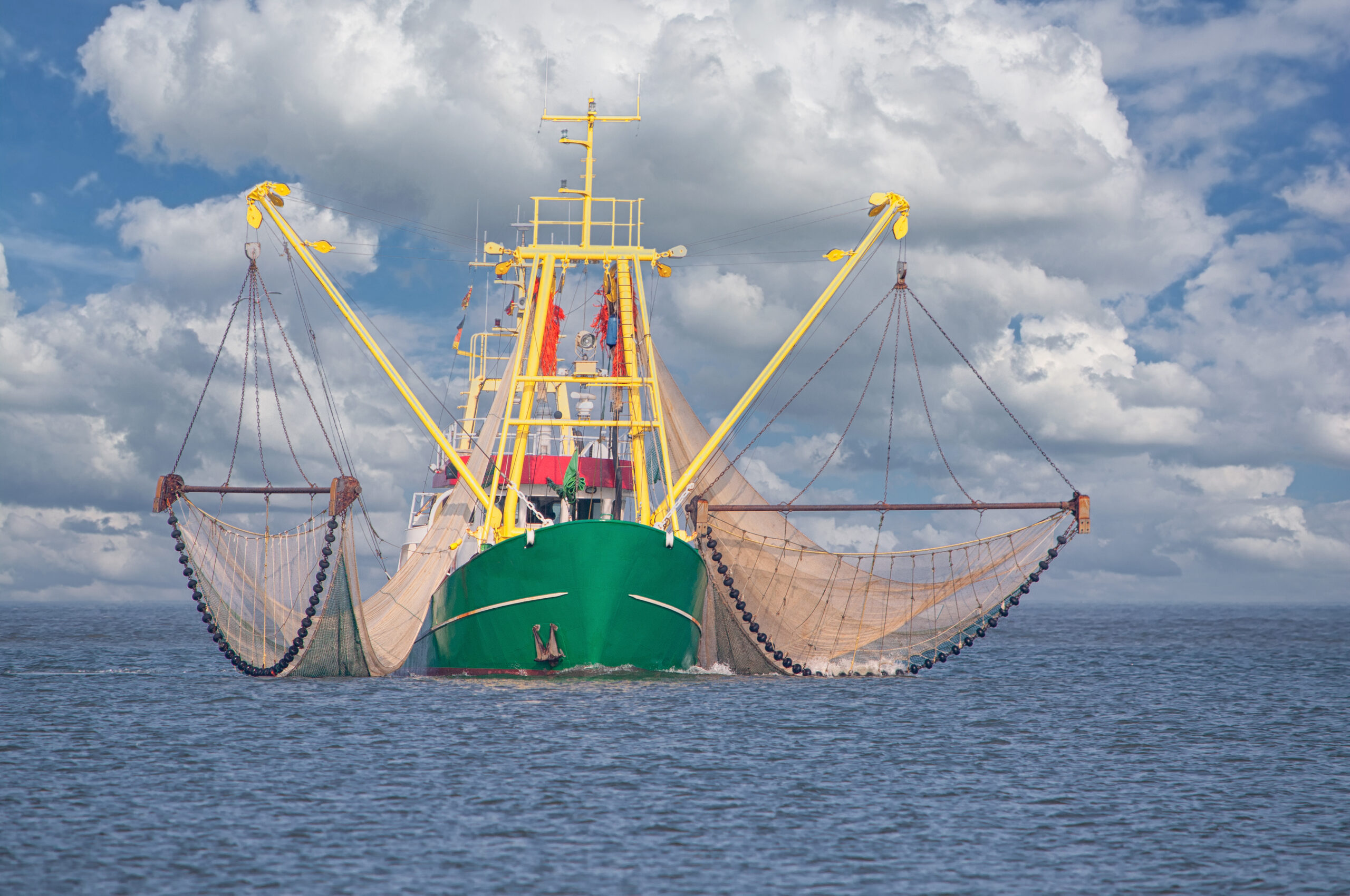 Fischtrawler mit Netz